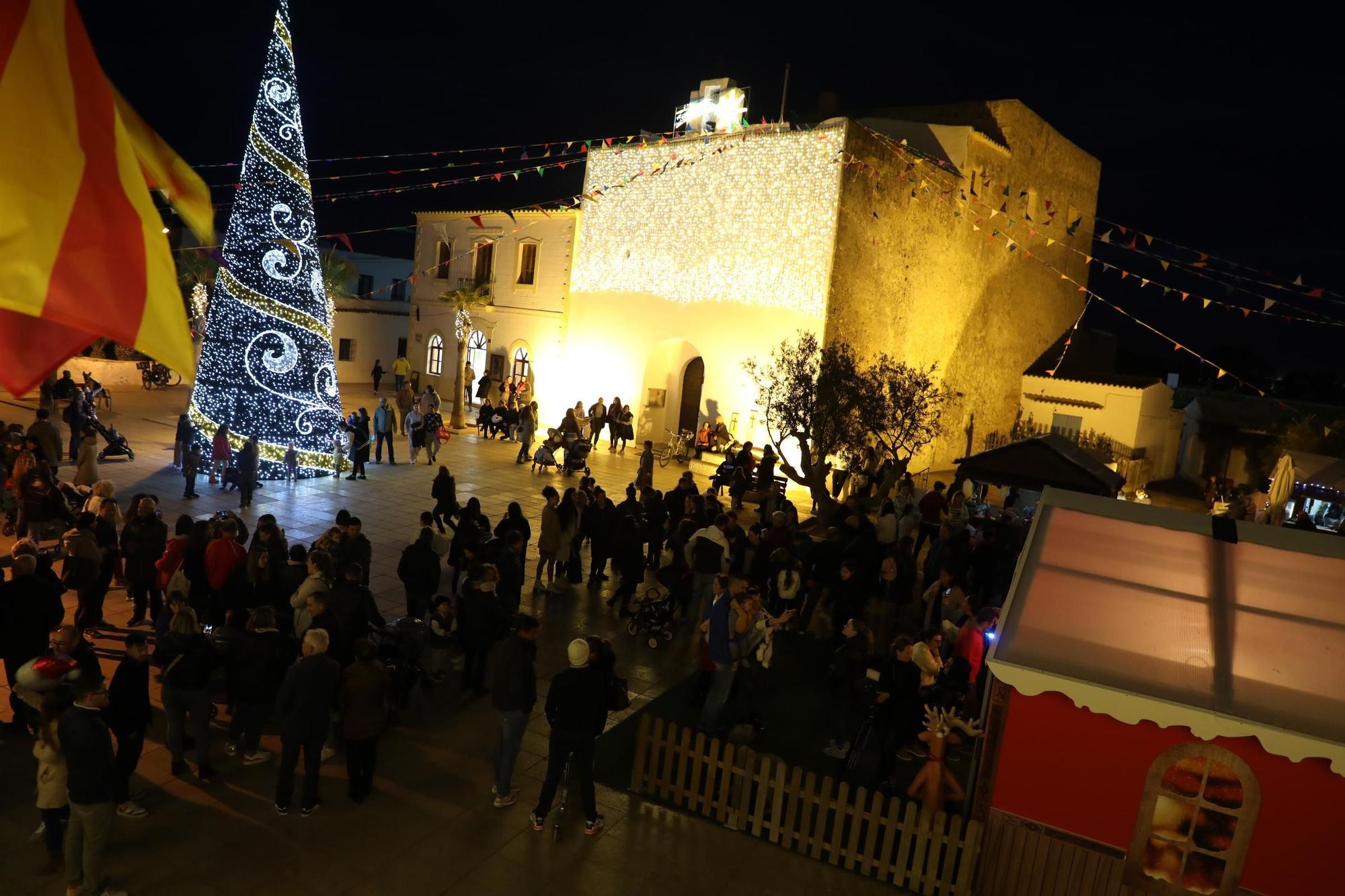 Descubre las fotos del inicio de las Fiestas de Navidad en Formentera