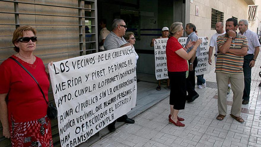 Concentración. Los vecinos, frente a la junta de distrito.