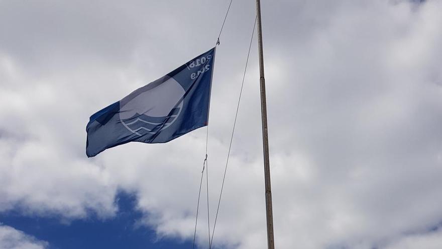 Eva de Anta y David Duarte izan, en el mediodía de este sábado, la bandera azul en la playa de El Reducto.