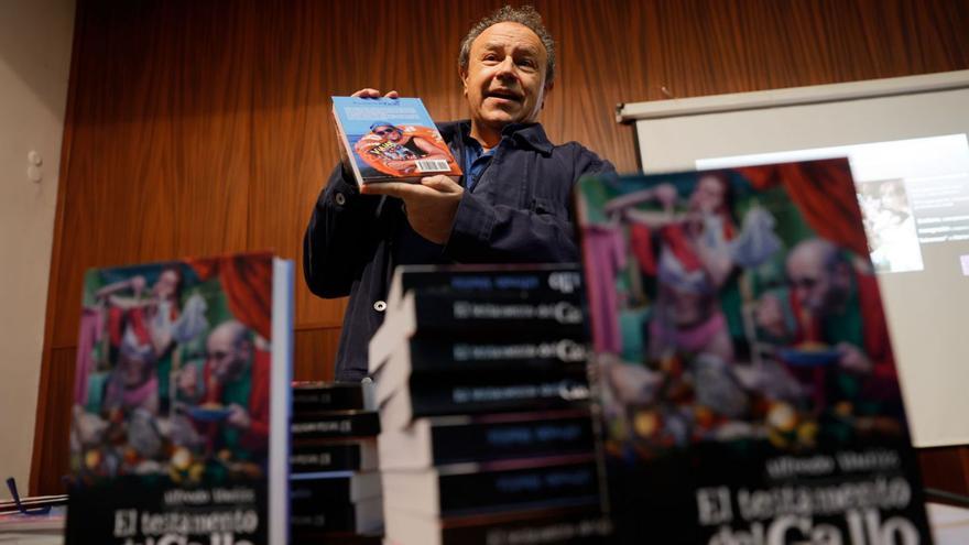 Alfredo Muñiz presenta en Salinas su libro &quot;El testamento del Gallo&quot; | MIKI LÓPEZ