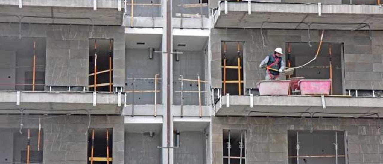 Promotores y constructores lamentan que la edificación de viviendas plurifamiliares siga sin recuperarse.