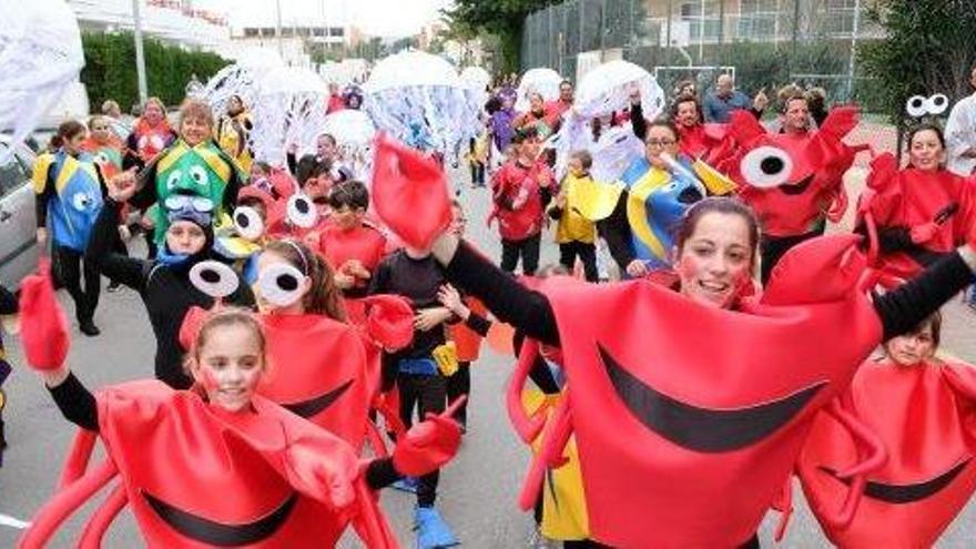 La rúa de carnaval de Sant Josep se celebró el año pasado por las calles de Cala de Bou.