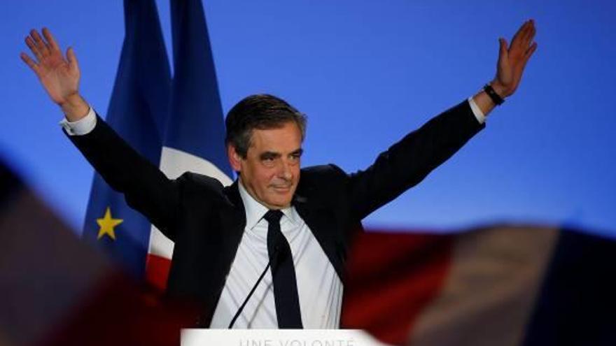 Fillon va atacar amb duresa Mélenchon, que puja a les enquestes.