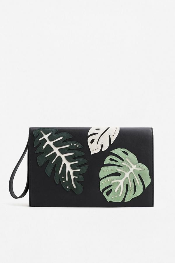 20 prendas de Mango por menos de 20 euros: clutch de hojas