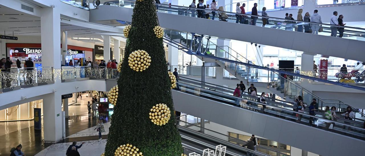 El centro comercial Salera, ahora en plena campaña de Navidad, habrá recibido este año a nueve millones de clientes
