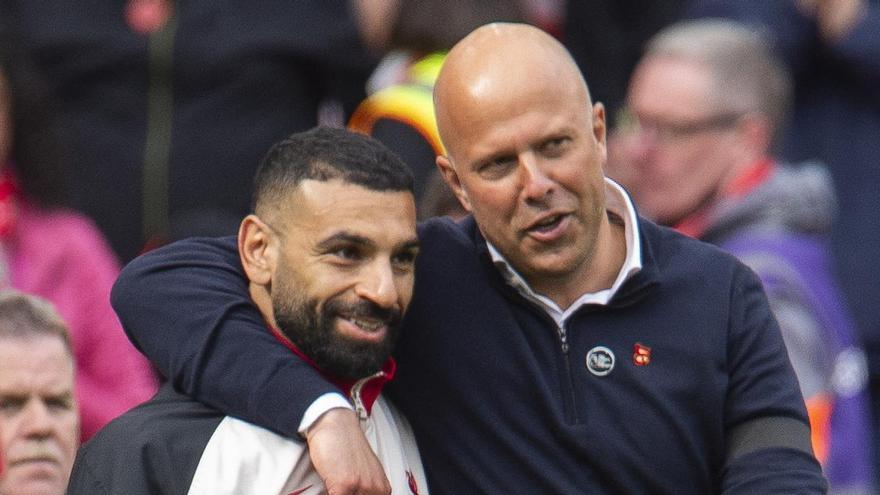 Mohamed Salah y Arne Slot, antes del incendio que estalló en Anfield
