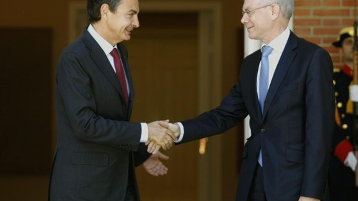 Rodríguez Zapatero y Herman van Rompuy se saludan en La Moncloa. DAVID CASTRO