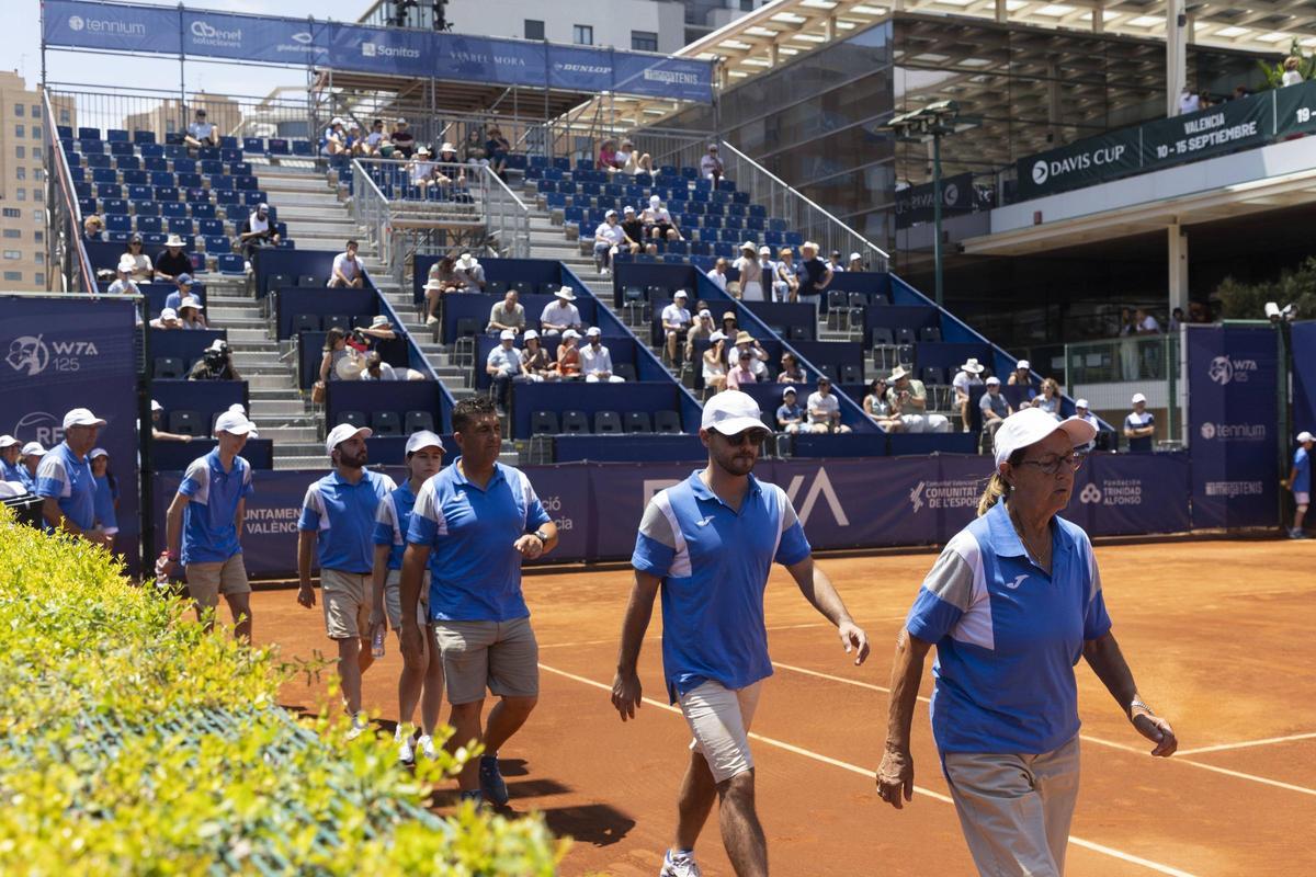 Ambiente previo a las semifinales en el Sporting Club de Tenis y su pista central