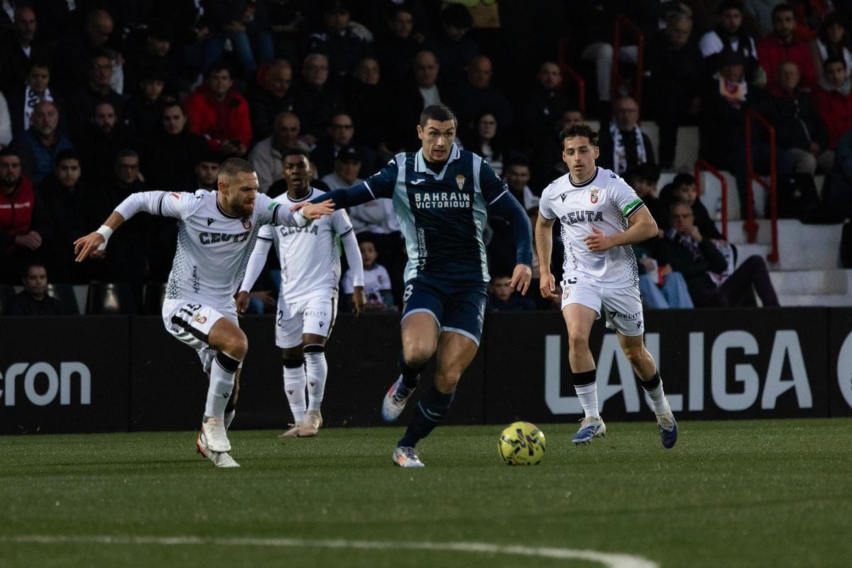 Adri Fuentes controla el balón entre varios defensores caballas.