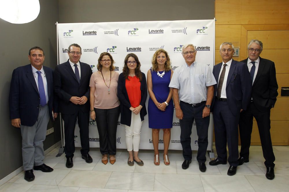 Foto de familia antes del inicio del acto. De izquierda a derecha, Julio Monreal; el alcalde de Benidorm, Toni Pérez; la consellera de Agricultura y Medio Ambiente, Elena Cebrián; la vicepresidenta del Consell, Mónica Oltra; la alcaldesa de Castelló, Amparo Marco; el alcalde de València, Joan Ribó; el delegado de FCC en la C. Valenciana, Salvador Otero; y el director general de EPV, Cruz Sierra.