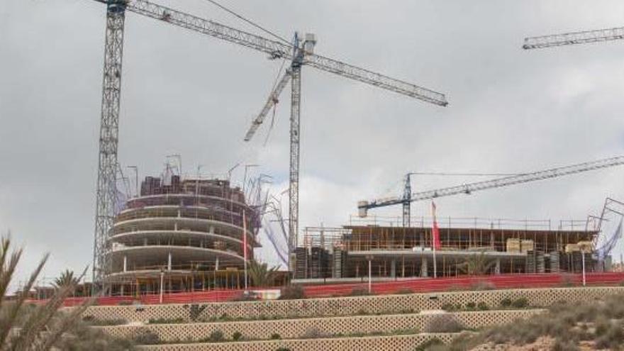 Dos edificios de Arenales del Sol, en imagen de archivo, donde precisamente se observa un mayor tirón del sector de la construcción.