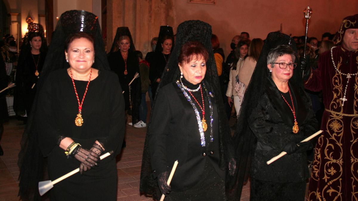 Pilar Fernández Alcaraz, primera por la izquierda, con la clásica mantilla española, a las puertas de la iglesia de San Cristóbal instantes antes de que el trono de la Soledad inicie su recorrido en la Procesión del Silencio.