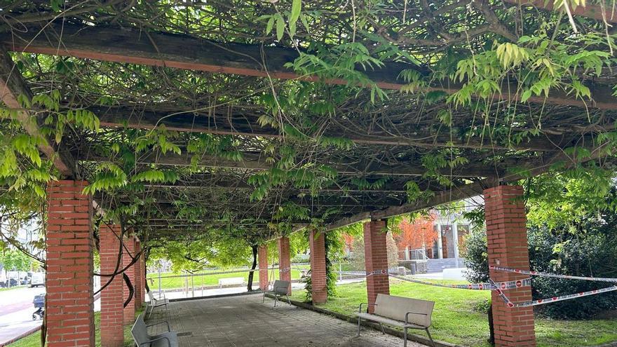 Siero sustituirá una de las pérgolas de madera dañadas en el parque Alfonso X El Sabio de la Pola