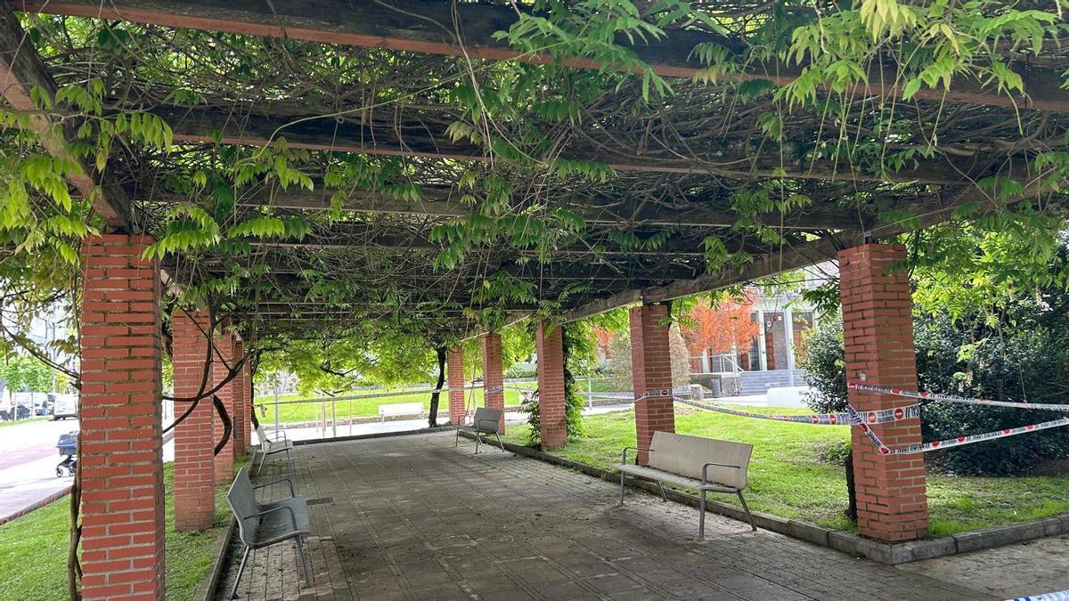 Las pérgolas que serán sustituidas en el parque Alfonso X de Pola de Siero.