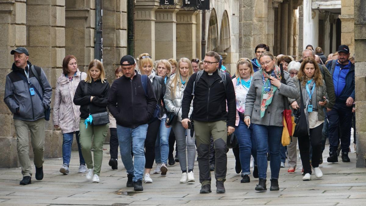 Un grupo de turistas percorre as rúas de Compostela