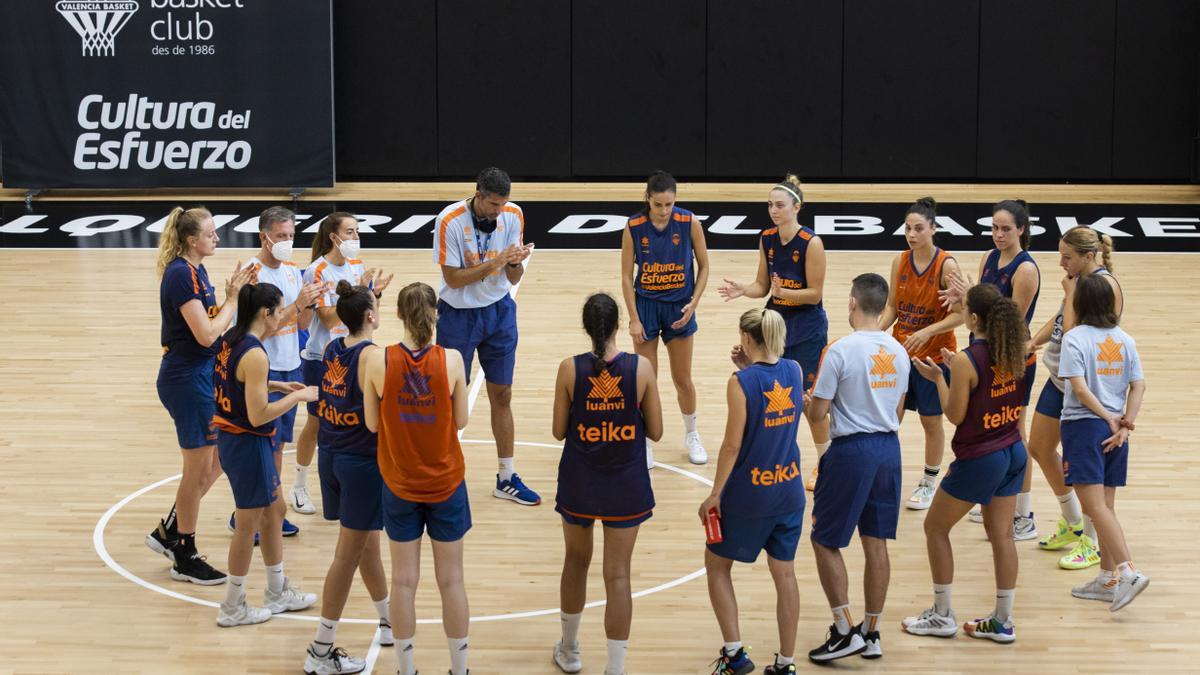 Entrenamiento del Valencia Basket femenino en l’alquería del Basket
