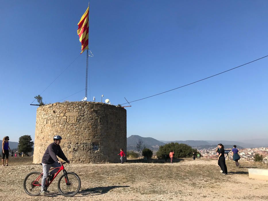 Grups de persones caminant a la zona de la Torre de Santa Caterina de Manresa