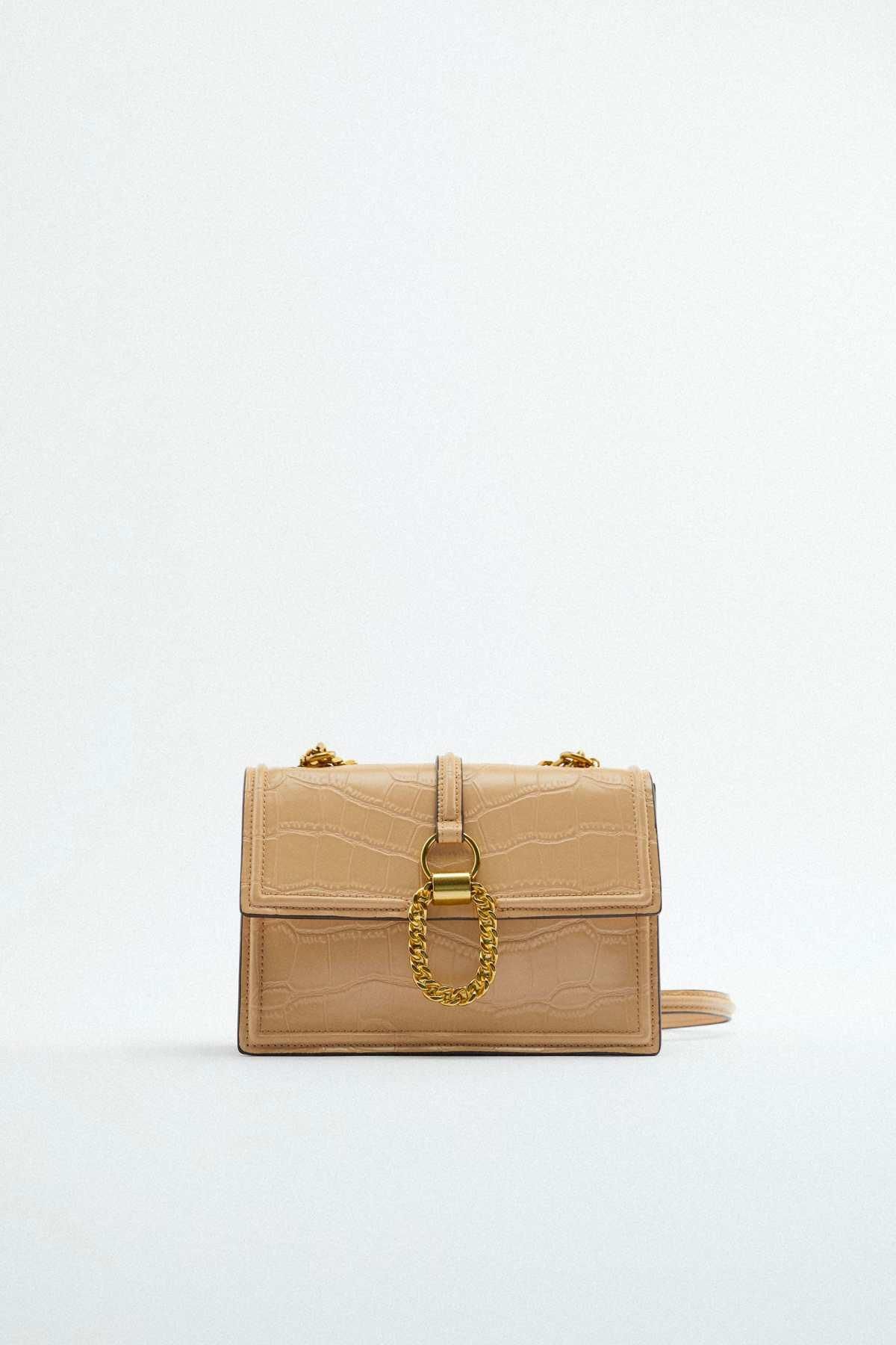 Bolso beige con detalle de la hebilla