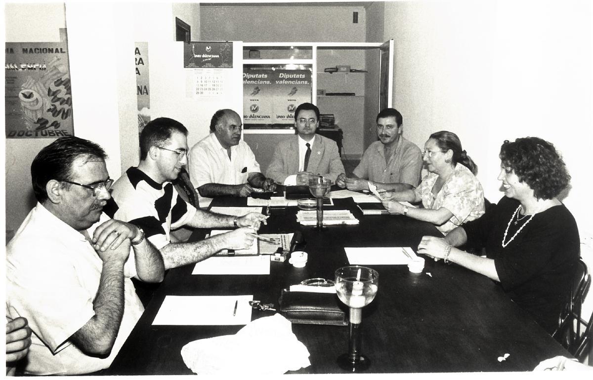 Consejo local de UV en Alzira con Bernardo Blasco (hermano de Rafael) y Augusto César Tauroni (1996)