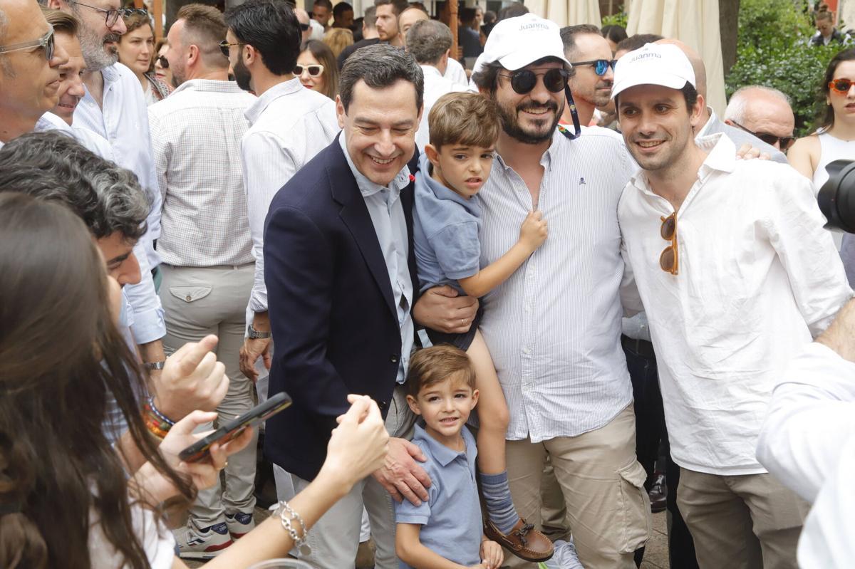 Juanma Moreno hace campaña en las Cruces de Mayo de Córdoba Juanma Moreno hace campaña en las Cruces de Mayo de Córdoba