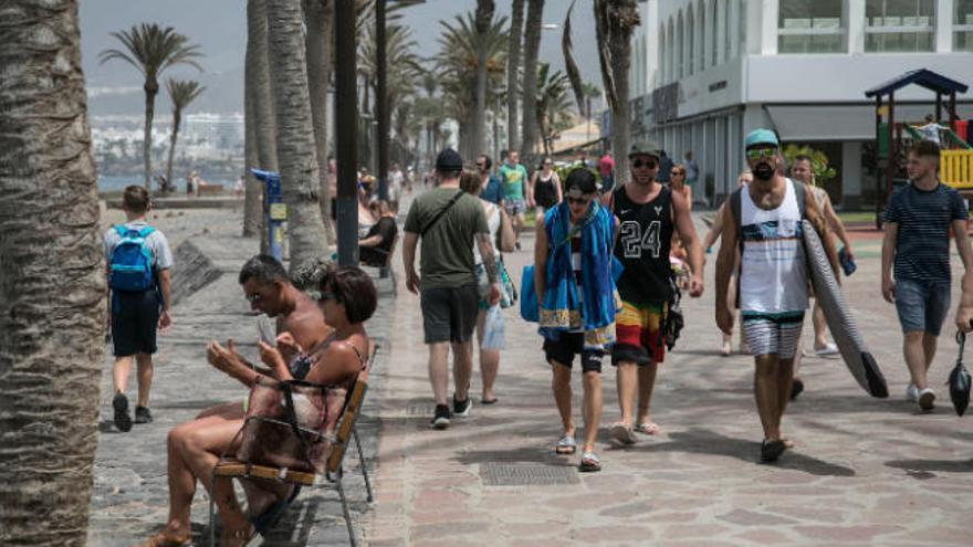 Turistas en la costa de Arona.