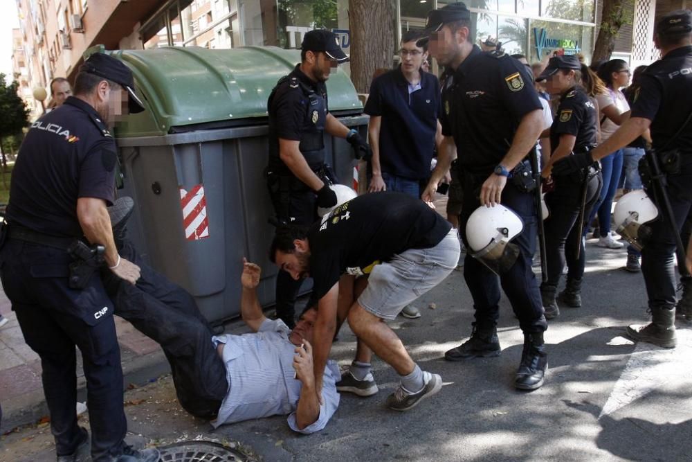 Dos vecinos y un policía heridos durante las prote