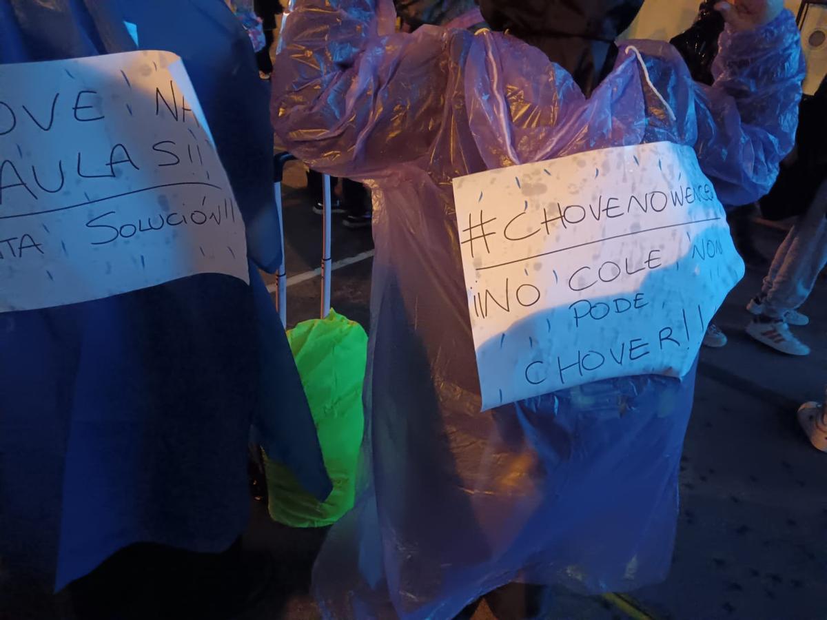 Protesta de familias y alumnos del Wenceslao Fernández Flórez, este miércoles.