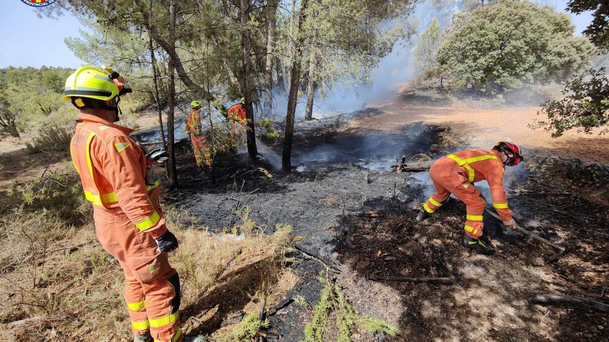 Bomberos trabajan en el incendio de Venta del Moro para que no llegue a las Hoces del Cabriel, en cuyo umbral ya está el fuego.