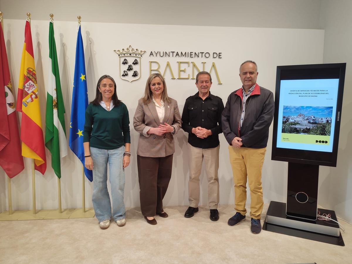 Mariela Fernández, María Jesús Serrano, Domingo Vico y Manuel Albendín, en la presentación del Plan de Accesibilidad.