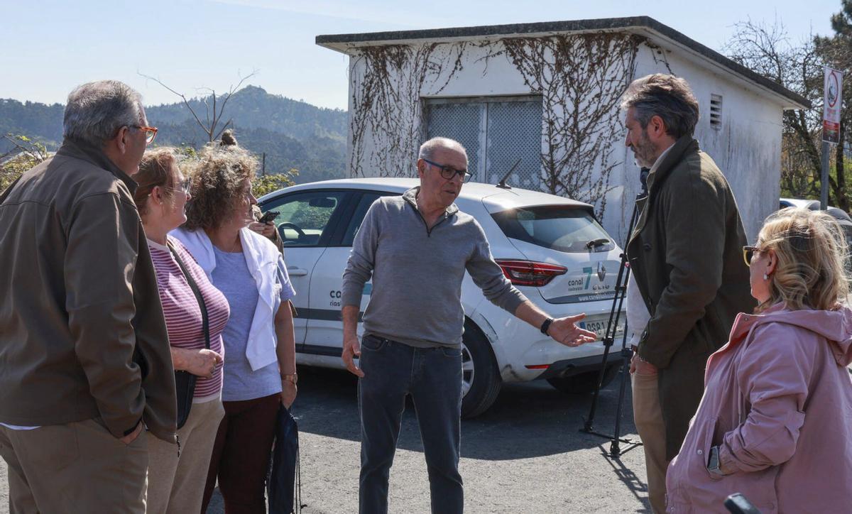 Un vecino se dirige a Alberto Varela, ayer en la calle Marxiada. | IÑAKI ABELLA