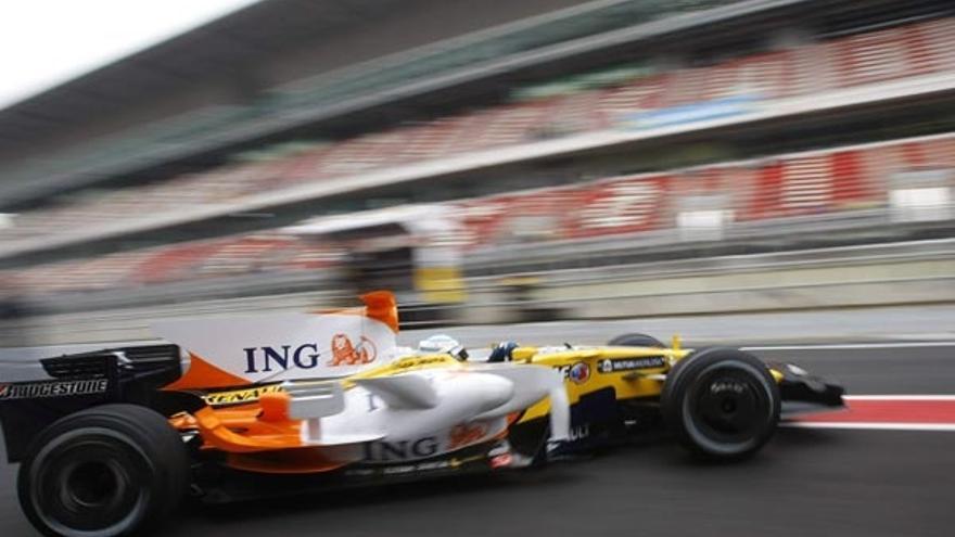 Alonso, con su R28, ayer durante el entrenamiento en Montmeló.