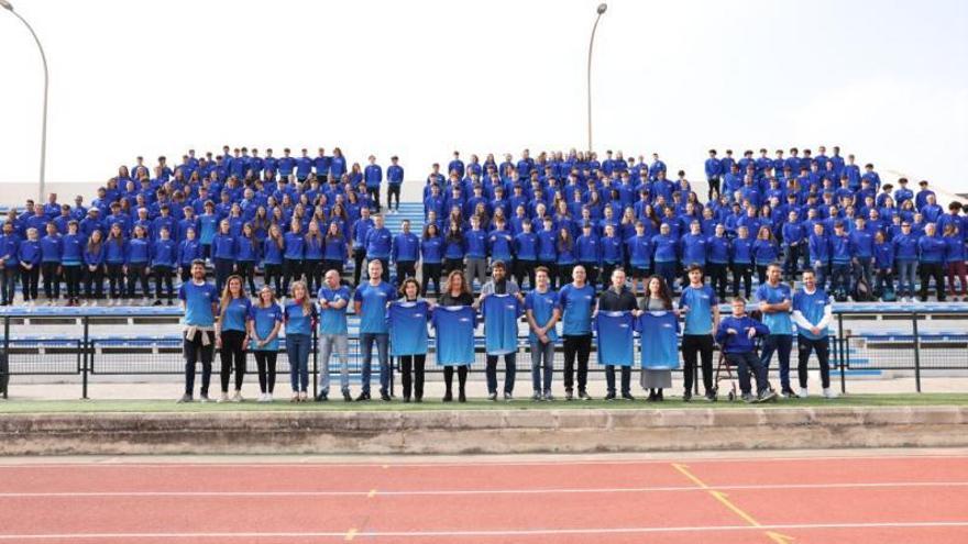 Fina Santiago, Francina Armengol y Carles Gonyalons posan con las camisetas conmemorativas del 25 aniversario del CTEIB con los alumnos y exalumnos del centro. | GOIB