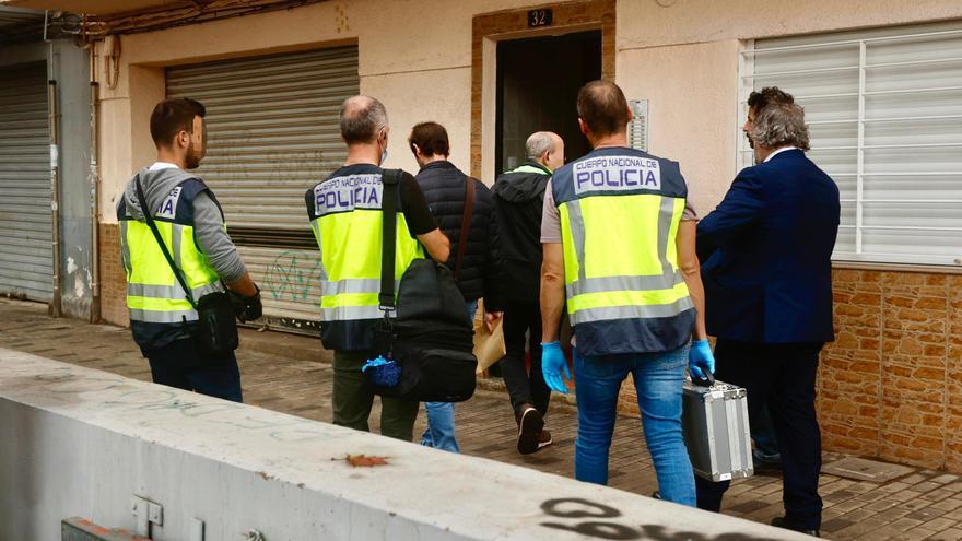 Cuatro encapuchados se hacen pasar por guardias civiles para asaltar un piso en Aldaia