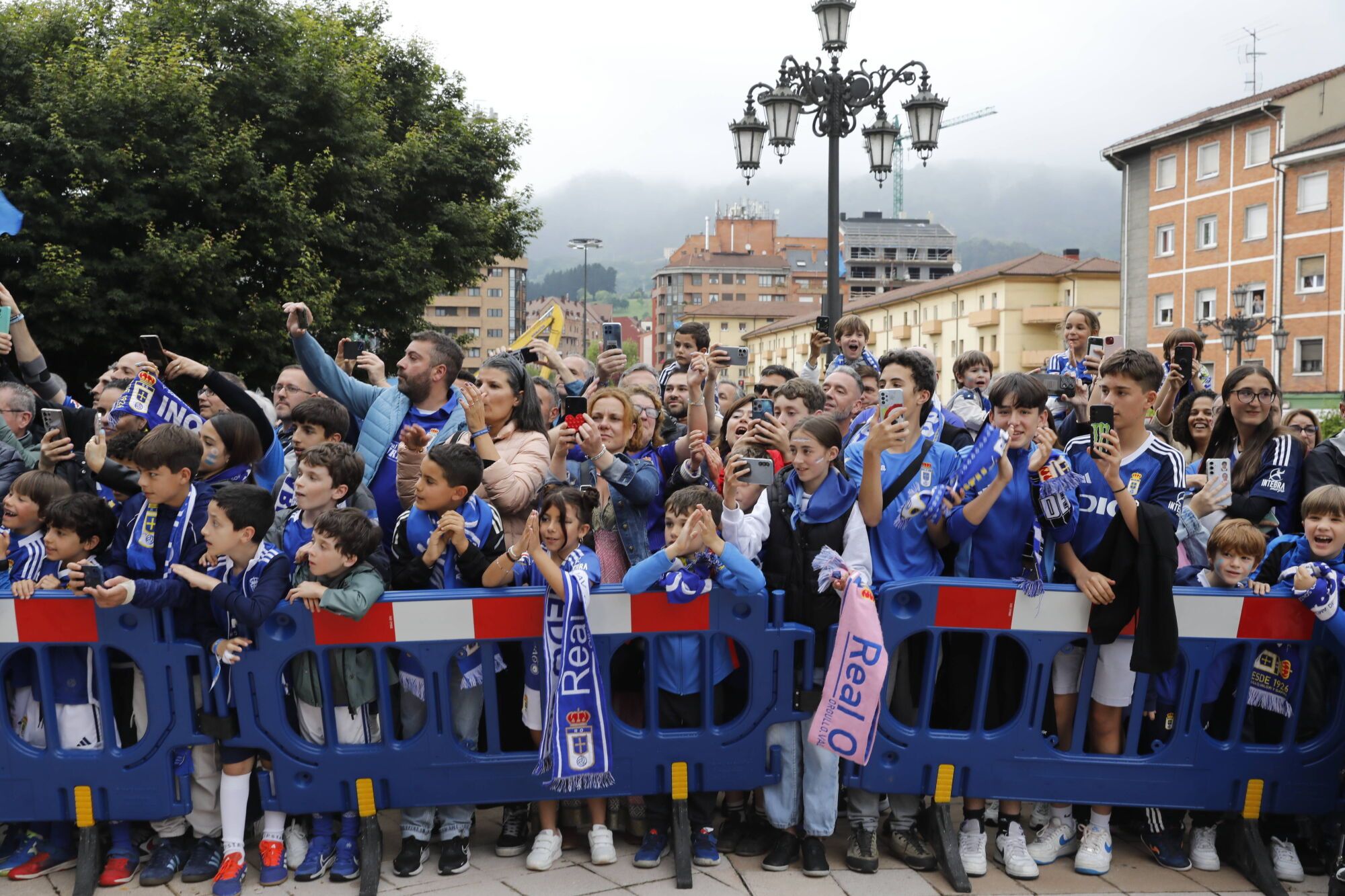 Así fue el recibimiento de la afición al Real Oviedo y toda la previa del último partido de la temporada