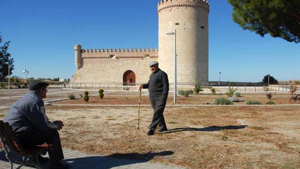 Castillo del siglo XV, cuya torre homenaje alberga el Museo de Cereales.