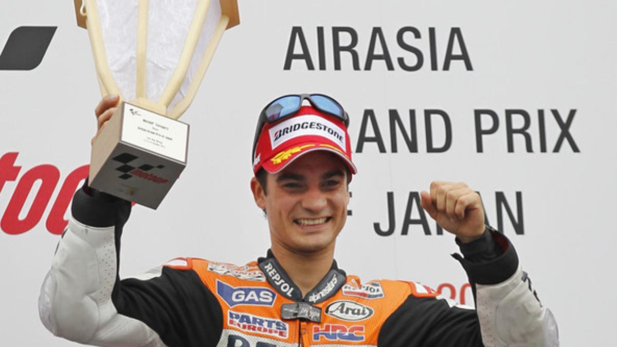 Dani Pedrosa celebra en el podio de Motegi su triunfo en el GP de Japón.