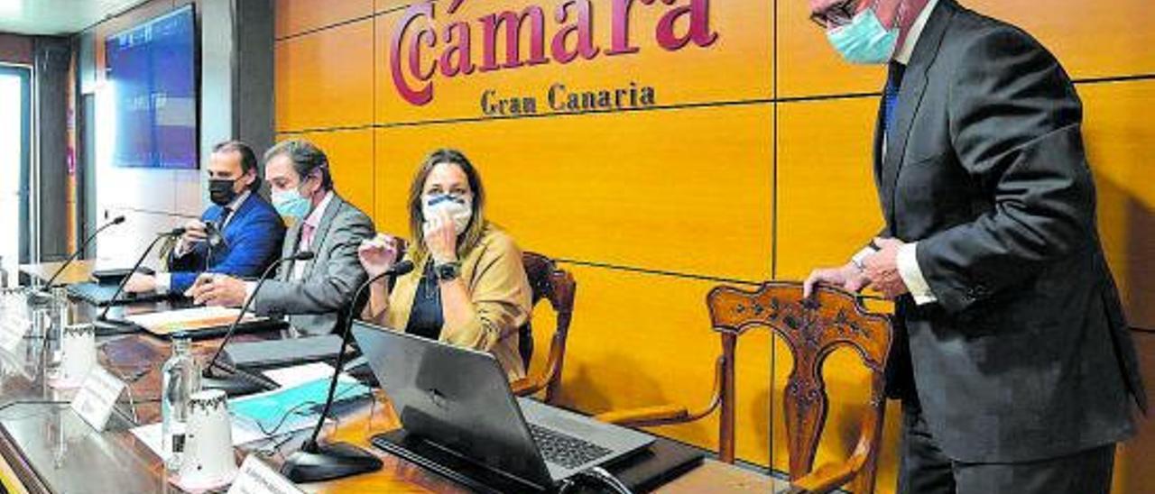 El director de Estrategia de BBVA, Joaquín García, junto a la directora territorial, Guadalupe Hernández, ayer.