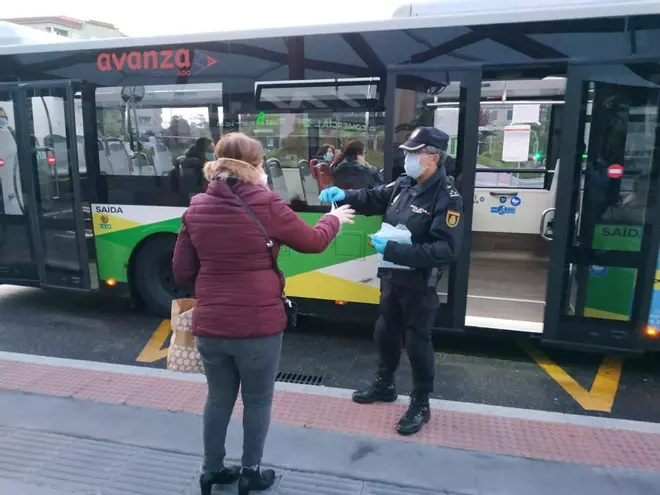 Comencen a repartir mascaretes a les estacions de transport públic