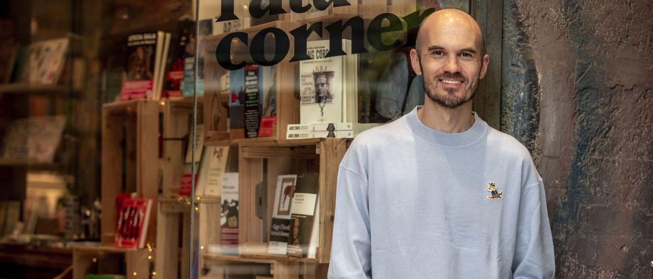 El periodista y escritor Jesús Terrés, en la librería Rata Corner antes de la presentación de su novela, ‘Buscaba la belleza’