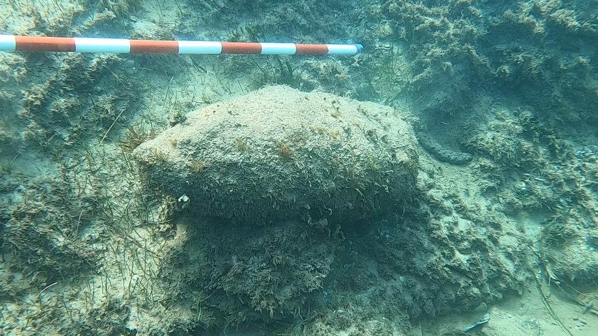 El obús que encontraron ayer unos buceadores en el fondo marino de la playa de les Albaranes