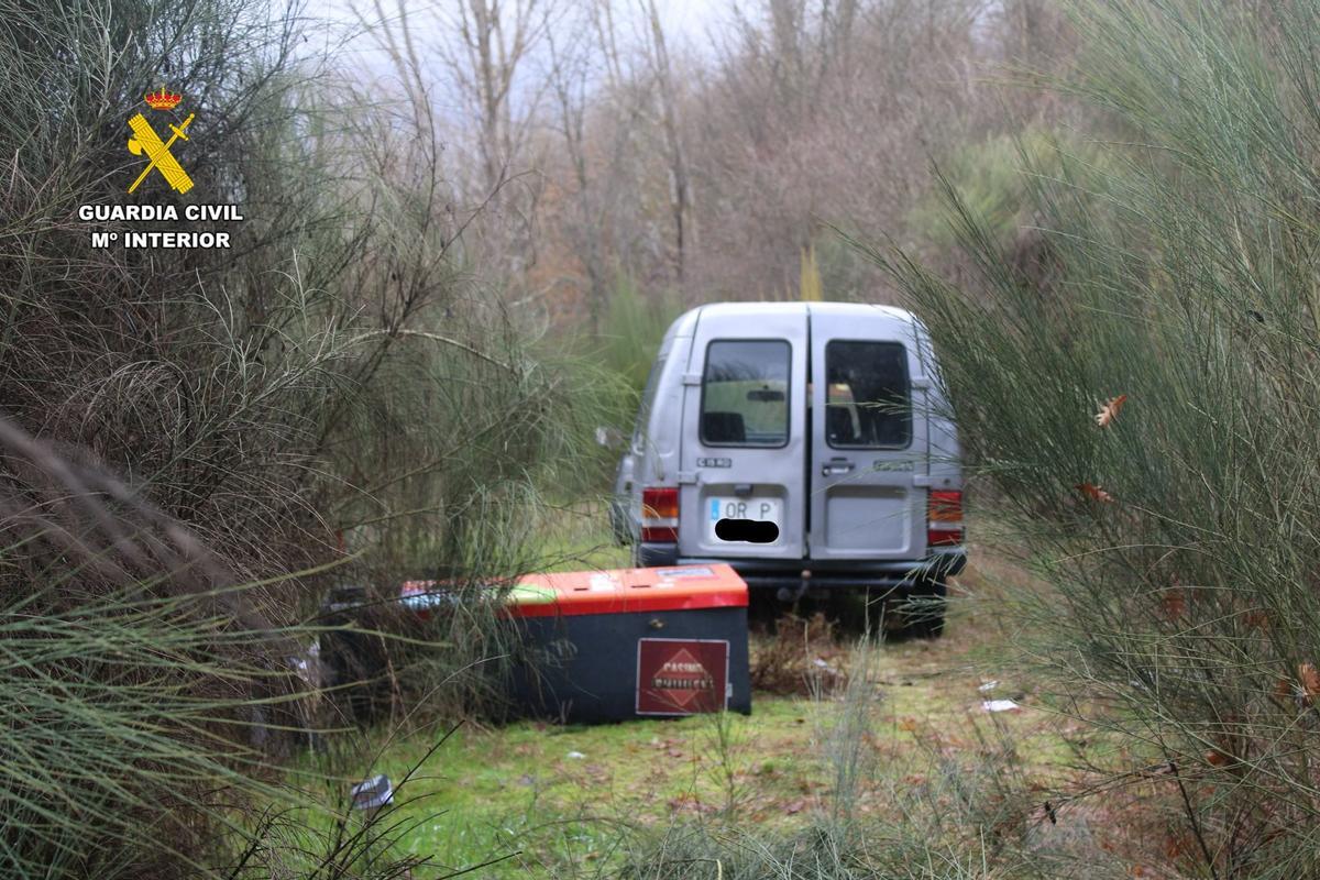 La furgoneta abandonada por los delincuentes y, al lado, el cajero automática, despedazado y vacío.