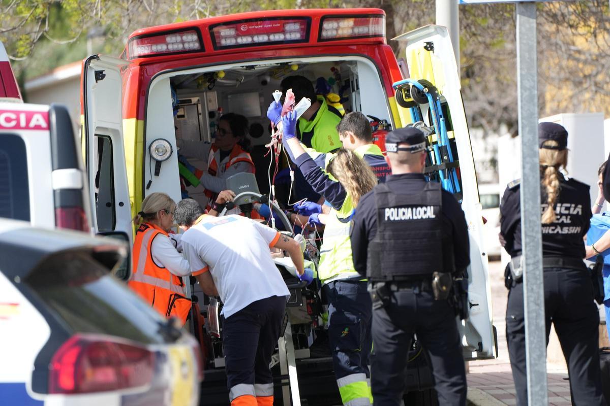 El momento en que la ambulancia se lleva a la víctima al Hospital General de Castelló.
