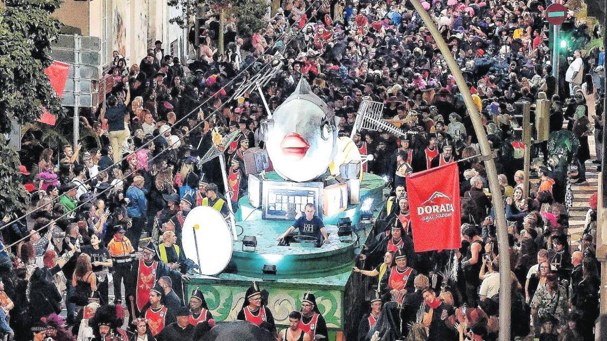 Santa Cruz celebra el entierro más divertido y multitudinario