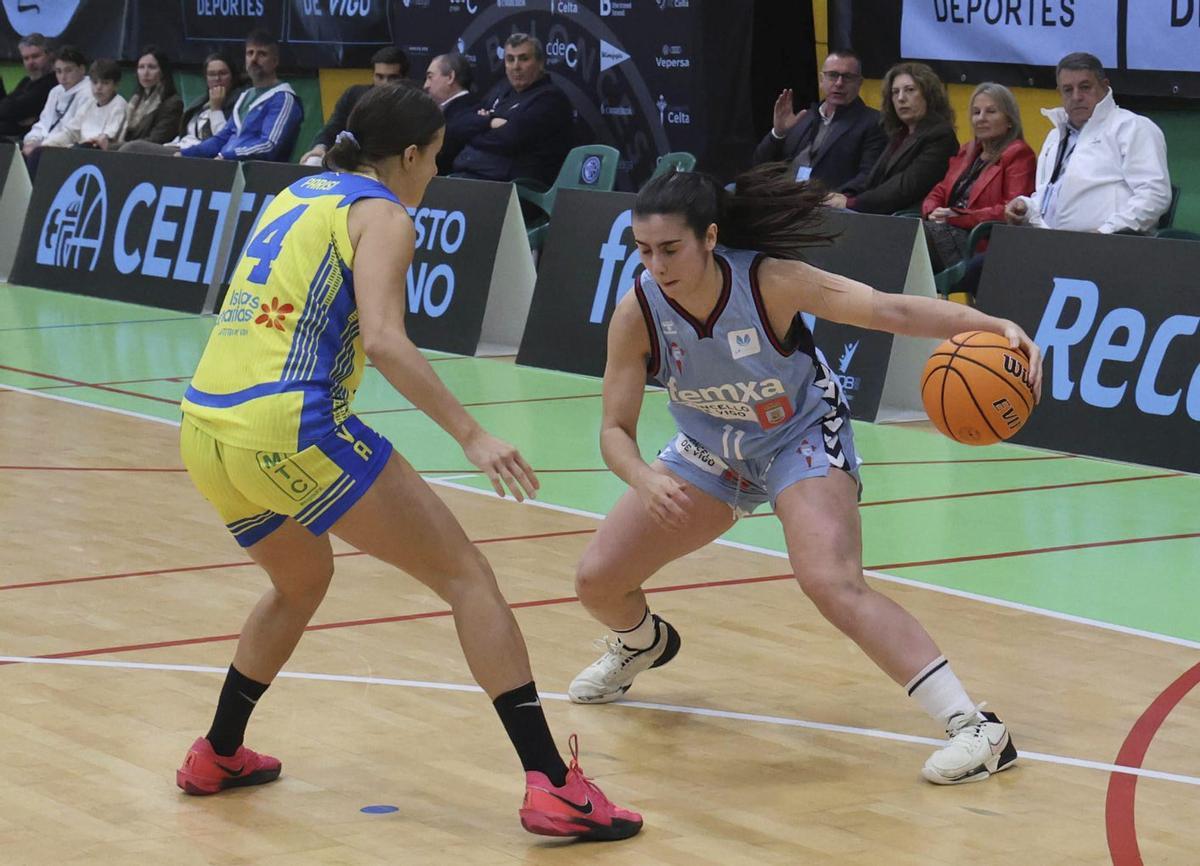 Deva Bermejo, del Celta Femxa Zorka, defendida por una jugadora del Adareva. | ALBA VILLAR