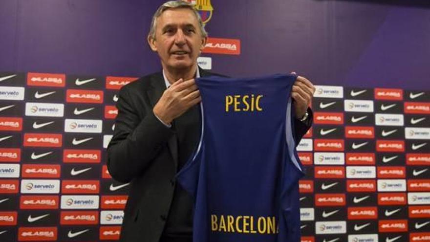 Svetislav Pesic, amb una camiseta amb el seu nom, ahir al Palau