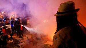 zentauroepp50417843 a riot police officer extinguishes fire during a protest aft191015212802