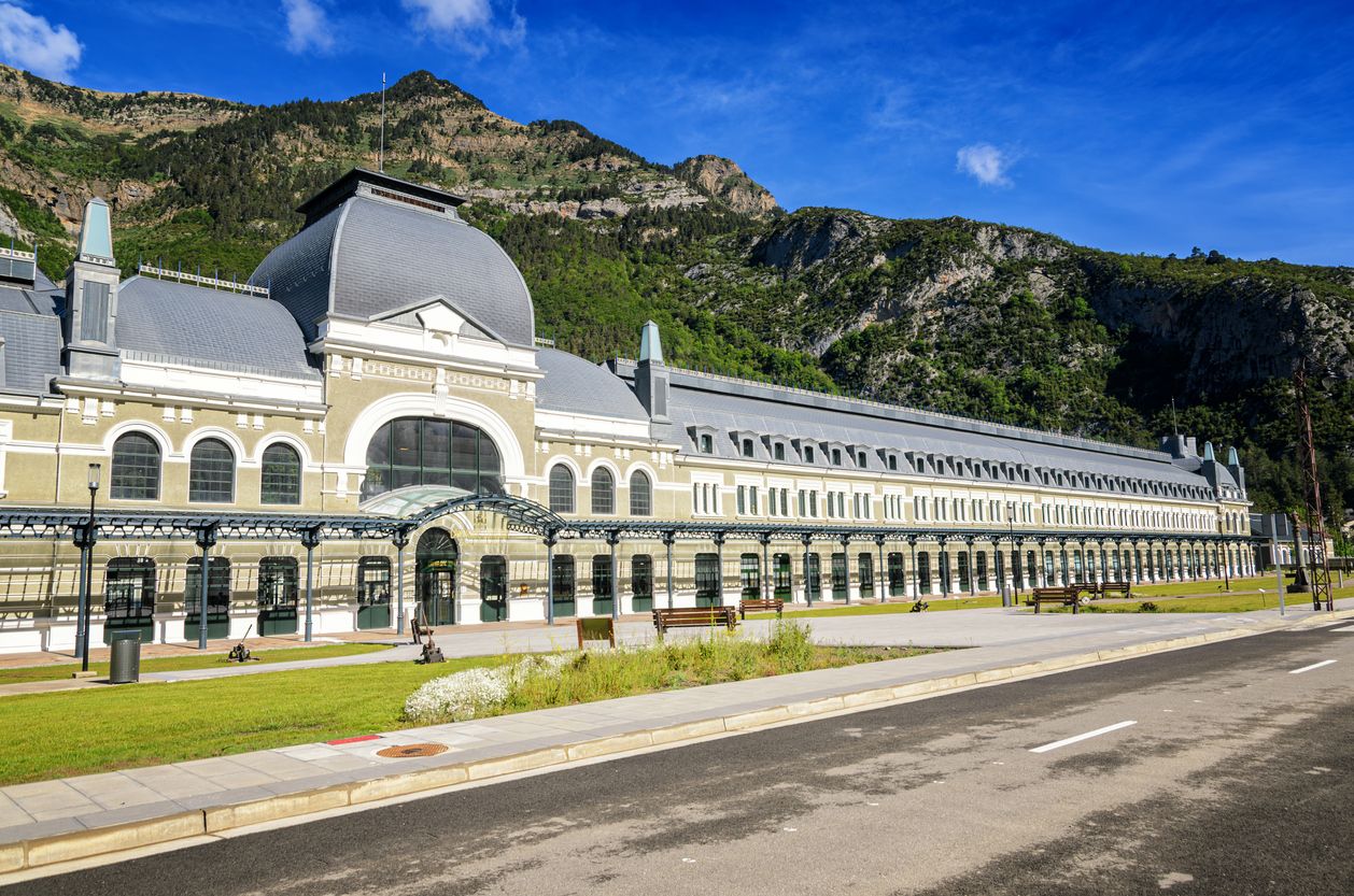 Con 241 metros de largo y 365 ventanas, una por cada día del año.