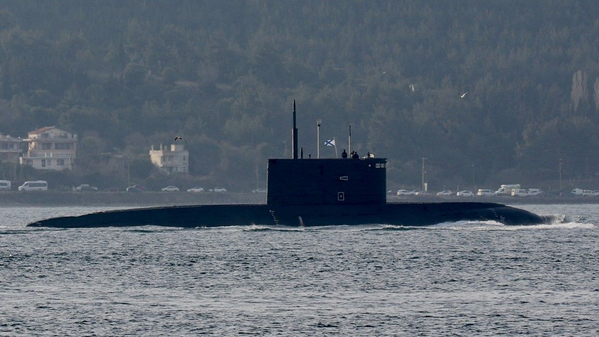 Un submarino de la Armada rusa que se dirige al mar Negro, en la costa de Dardanelos, el pasado día 12.