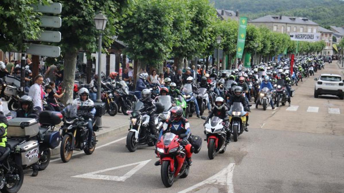 Aficionados a las motos en la concentración celebrada el pasado año en Sanabria.