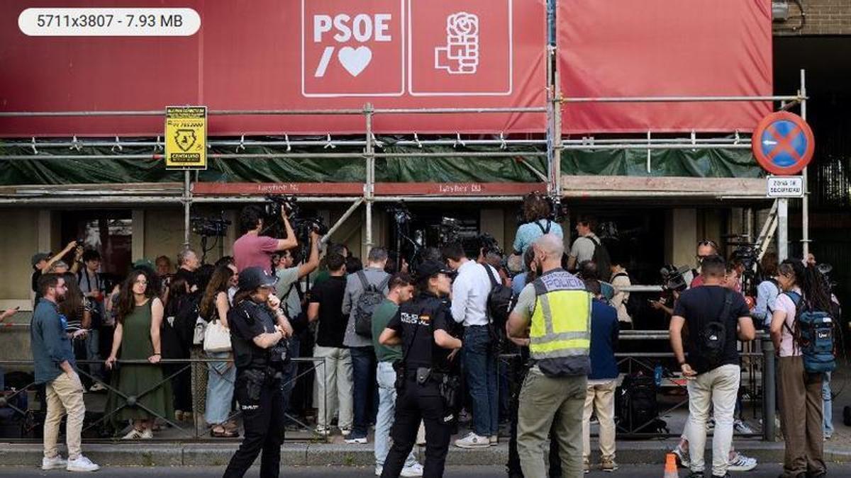 Policías y periodistas, esta semana ante la sede del PSOE en Madrid.